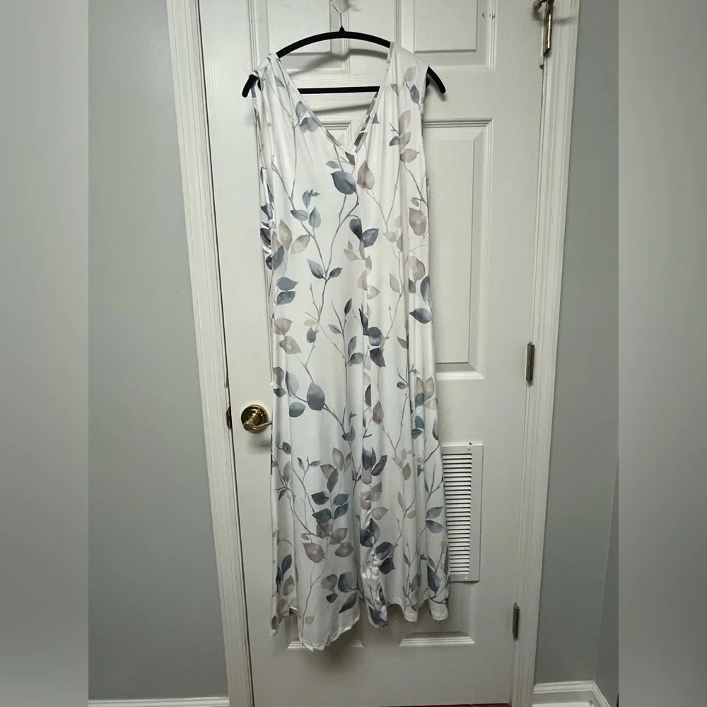 Chic Floral Maxi Dress in White and Gray - Picture 4 of 10